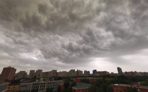 北京三预警齐发、天空出现雷雨云，明天晴间多云不影响游玩（北京大部地区遇雷阵雨）