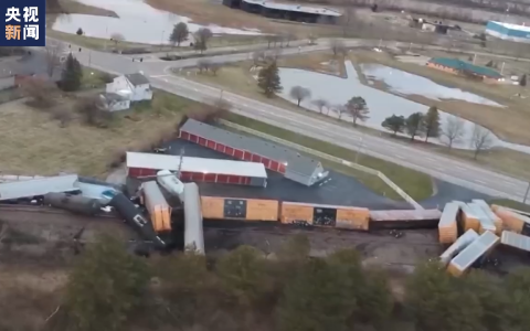 两年内五起大事故 美国“毒火车”运营公司被查（美国一火车与汽车相撞致1死1伤）