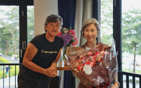 都是白发苍苍，林子祥十足老爷爷，叶倩文容貌和状态比实际年龄小(叶倩文第一任丈夫)