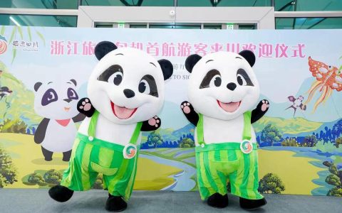 今年浙江首个旅游包机航班抵达四川 100多人旅游团将游览九寨沟、三星堆（浙江旅行团报价）