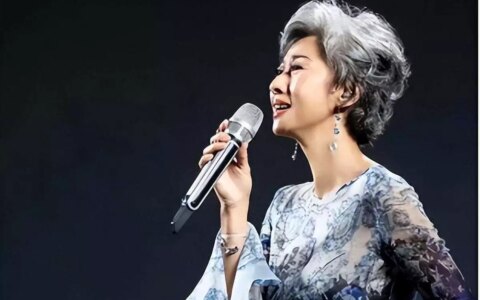 “戴着假发的的少女”叶倩文：61岁穿衣不扮嫩，满头白发更迷人(叶倩文短头发照片)