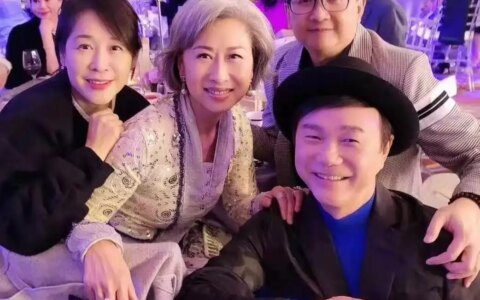 叶倩文现身婚礼，满头银发却很有活力，老艺术家气质太浓(叶倩文结婚多少年)