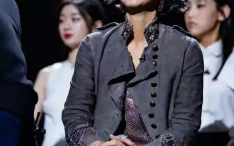 叶倩文才是优雅老去的代表：穿搭不扮嫩不显老，白发不染更显从容(叶倩文和林子祥是怎么走到一起的)