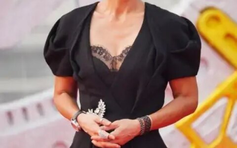 叶倩文究竟多厉害？把59岁大妈穿成35岁，这身材气质真不一般(叶倩文60岁歌曲视频在线观看)