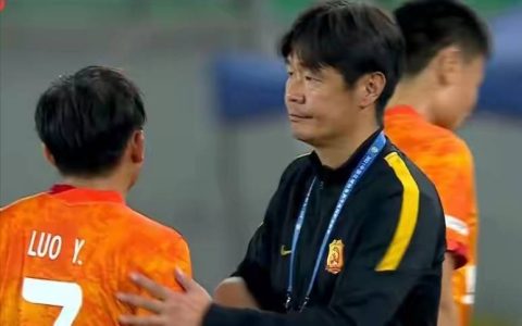 武汉球迷集体呼吁李霄鹏下课，为何就不能再多给李霄鹏点时间（李霄鹏冲进场内）