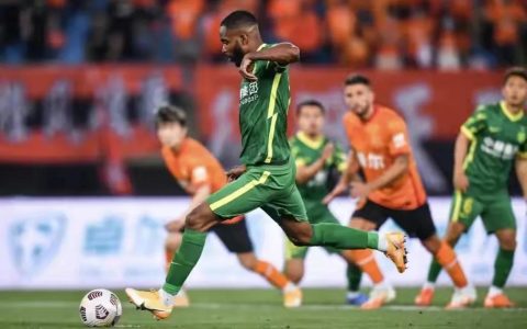 国安球迷大喊李霄鹏下课，这是恨李霄鹏还是恨泰山队（李霄鹏球员时期）