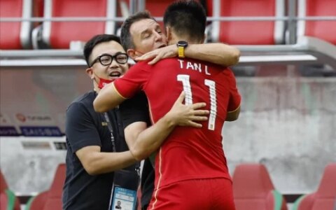 中国男足新帅诞生！51岁“下课”洋帅崛起，李霄鹏14个月倒下（中国足球男足名单）