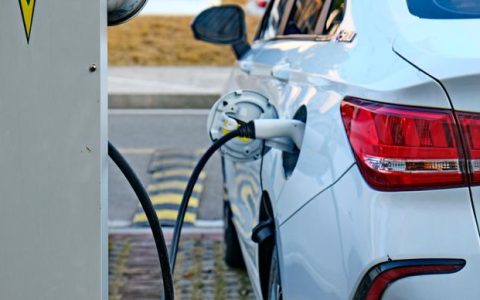 不少新能源车主群激烈讨论“车险保费涨了”，怎么回事