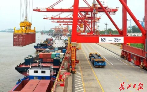 无人驾驶集装箱卡车在阳逻港“上岗”，每辆车一年可省人力成本约20万元“