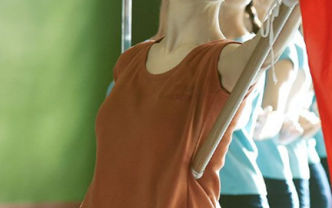 钟楚曦穿男装现身机场，“二人转版”大花上衣被吐槽，网友：大佬