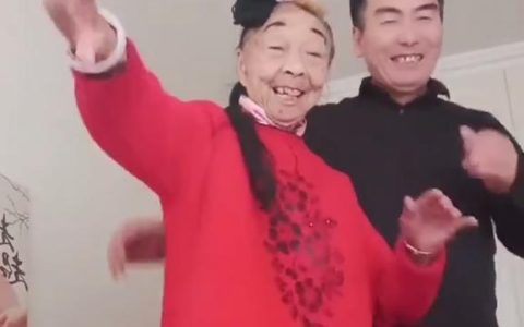 85岁马玉琴开直播，被质疑是丈夫的赚钱工具，背后故事却令人感动