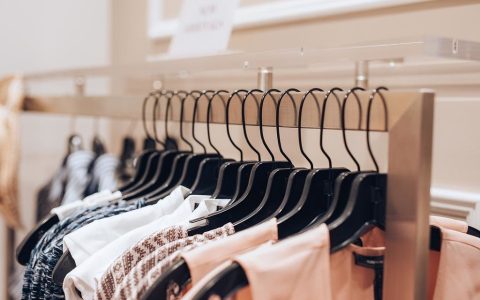 服装股将迎反转？机构上调李宁目标价 称估值具备吸引力