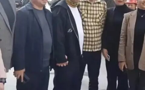 赵本山与陈宝国世纪同框！赵本山嘻哈造型吸睛，脚下运动鞋近万元