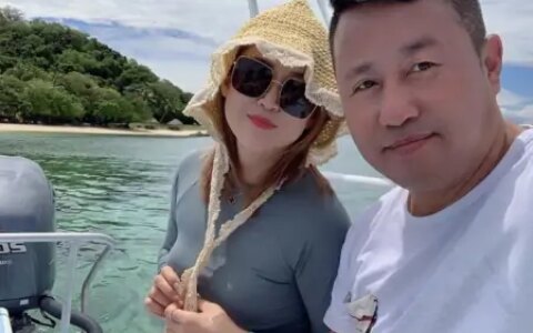 《乡爱》长贵妻子罕露面！督导新工作室装修显气派，身上名包抢镜