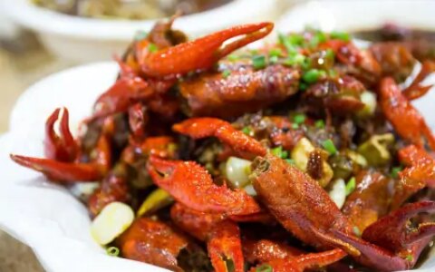 江苏连云港小龙虾大降价，每斤最低价格已跌破10元