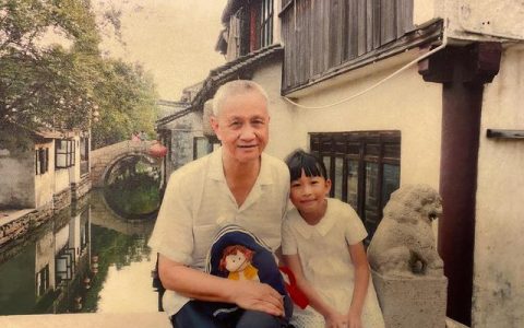 她用一年读完爷爷的日记：我成长中的一切，爷爷都替我记得（我的爷爷作文英语作文）