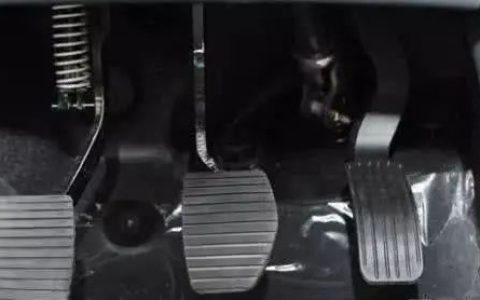 手动挡汽车在刹车时需不需要踩离合别盲目，听听老司机怎么说