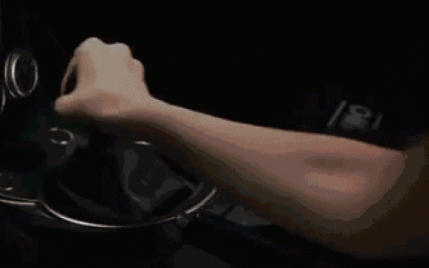 手动挡车型，急刹时踩不踩离合？