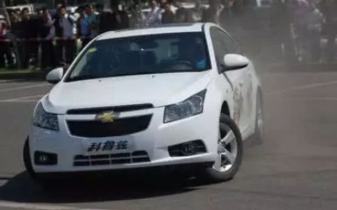 手动挡车型，踩刹车的时候有必要踩离合器吗？