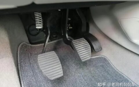手动挡急刹时到底要不要踩离合？别等出事了才知道！