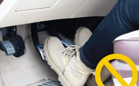 手动挡踩刹车的同时，要不要踩离合器-手动挡踩刹车能挂档吗