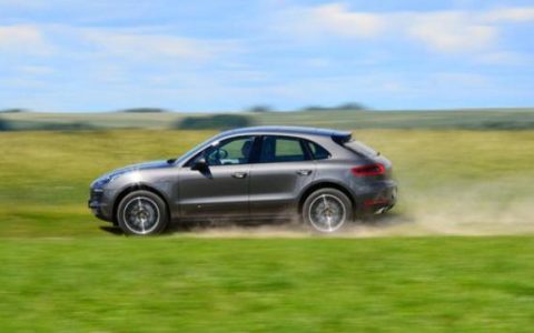 手动挡开车转弯时用踩离合吗？很多司机还没弄明白，一定注意-手动挡转弯时要踩离合吗