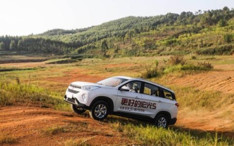 开手动挡最怕上坡停车？学会这些不管怎么开，至少不会熄火-手动挡车停在上坡路挂什么档