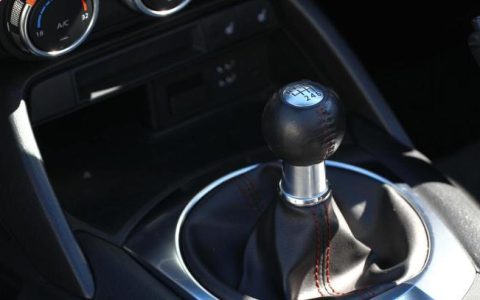 手动挡汽车减速时，应不应该同时踩下刹车与离合？-手动挡减速的时候需要踩离合吗