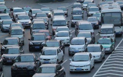 手动挡打火时，究竟要不要踩离合？老司机：不清楚的话会伤车！-手动挡打火时,究竟怎样操作的