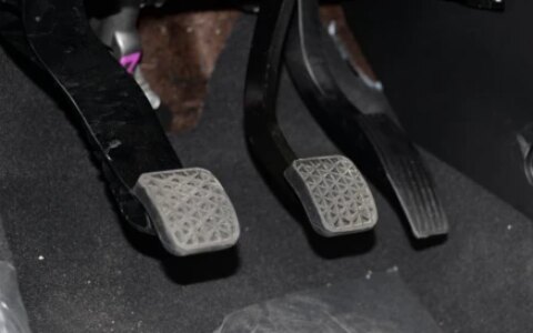 手动挡的车，踩刹车时到底需要踩离合吗？-手动挡车踩刹车时用不用踩离合器 新闻