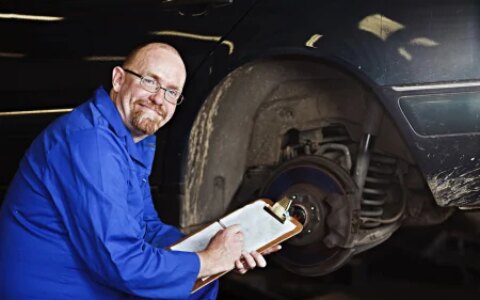 手动挡汽车红灯停车先踩离合还是先踩刹车？-手动挡遇到红灯怎么停车不熄火