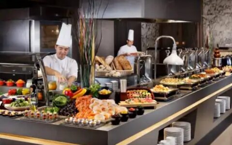 “自助餐”真的能吃回本吗？员工表示：都是套路，老板只怕3种人（如何吃自助餐）