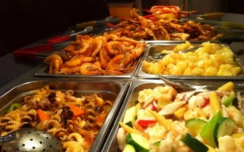 “自助餐”可能吃回本吗？员工透露：满满的套路，老板只怕3种人（自助餐厅能吃回本吗）