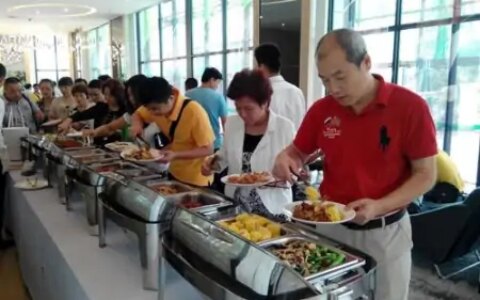 “自助餐”怎么总吃不回本？员工爆料：餐厅布局巧妙，全是套路（自助餐不好吃咋办）