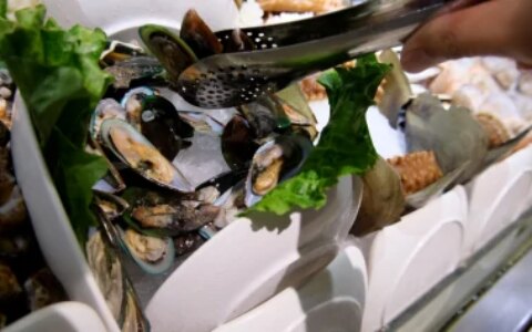 柳州50元1位的海鲜自助餐，螃蟹海星贝类任吃，一次把本吃回来！（柳州哪里自助海鲜种类多好吃）