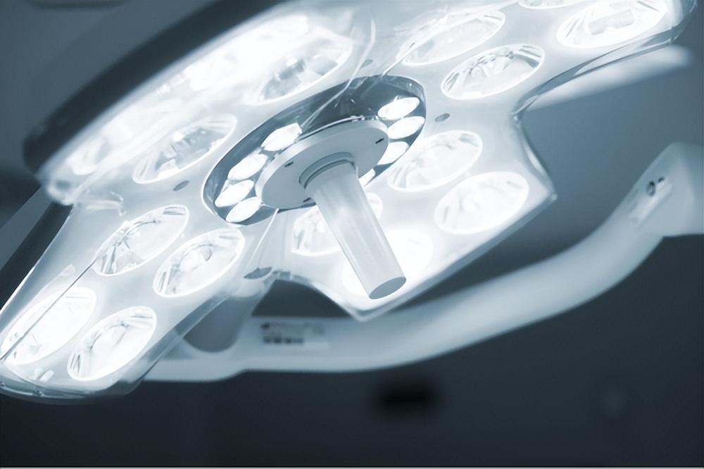 手术室里的灯，为啥看着特别科幻？-手术室灯光如何调