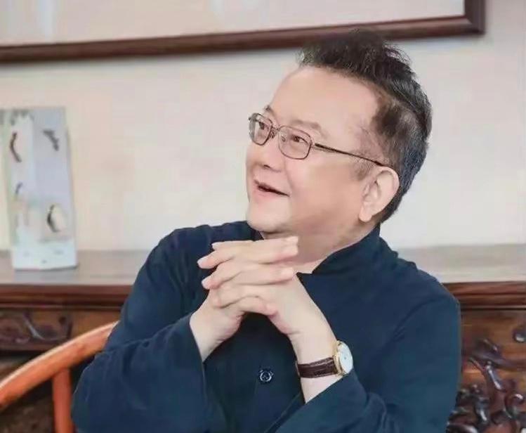 王刚社交账号一夜清空 本人回应 发生了什么？（播放王刚中心小学2022年又一班的照片）