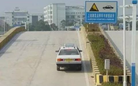 【安全常识】紧急情况 手刹和脚刹一起上会更刹得住？-手刹和脚刹有区别吗