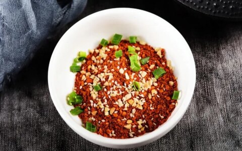 女子火锅蘸料中吃出大量活虫 网友：封门严查（火锅店里吃出虫子怎么办）