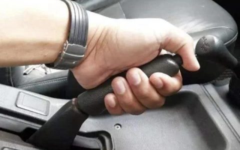 手刹只知道一把拉到底？那你就大错特错了……-手刹拉到底才能刹住刹车吗视频