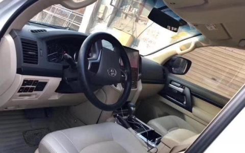 汽车起步时，电子手刹需要放开吗？修车师傅：顺序弄错会报废-电子手刹车辆起步时需要手动解除吗