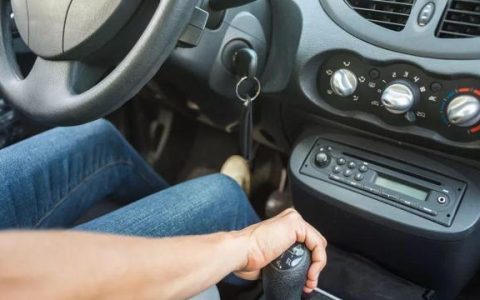 奉上一份新手福音：教你手动挡又快又不熄火的起步方法！-手动挡怎么快速起步不熄火
