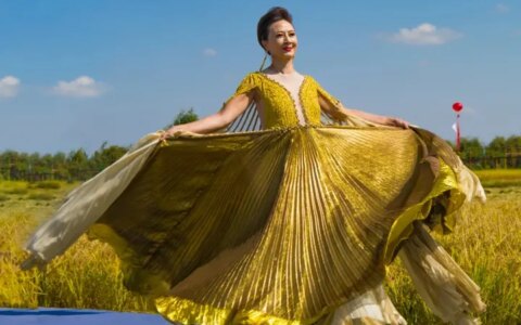 花样百姓访谈录：经历癌症抑郁，65岁惊艳T台：这才是退休后最好的生活状态（上海花百样网络科技有限公司）