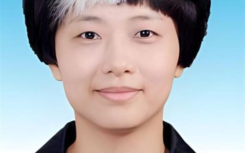 官方回应女副区长“一撮白发”造型，是不是染的都别“以发取人”（女副区长被打死）