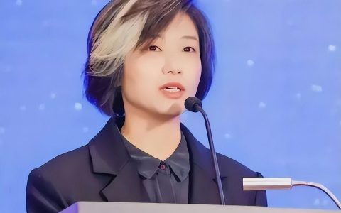 深圳70后女副区长白发照走红，官方回应：系天生，非染发！（深圳副区长被抓）