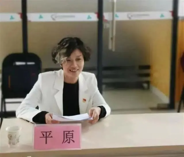 女副区长白发照走红引热议，官方回应（女副区长遭家暴细节描写片段）