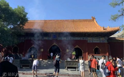 鸡鸣寺游客爆满设反悔门引导离寺 网友：佛祖太贴心