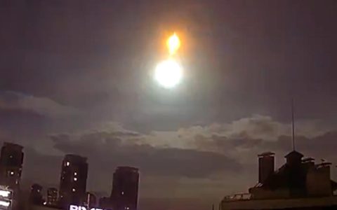 乌克兰夜空坠落巨型火球！NASA否认美国卫星，分析：不是人造物体（乌克兰爆炸事件）