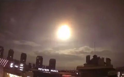 乌克兰首都上空现巨大光球，是美国卫星坠落还是UFO？（乌克兰航空航天）