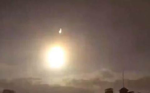 乌克兰首都上空现巨大光球，是什么原因引起的？（乌克兰光幕红绿灯是真的吗）